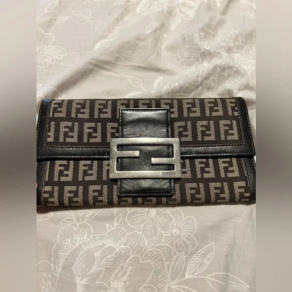 Fendi Long Wallet - Picture 2 of 11